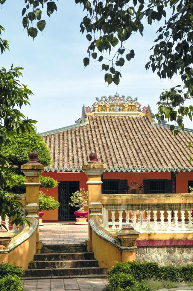 Sân trước và mái chùa Giác Lâm, TP.HCM được trang trí với những tượng gốm Sân trước và mái chùa Giác Lâm, TP.HCM được trang trí với những tượng gốm
