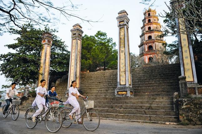 Lối qua chùa Thiên Mụ vào sáng sớm, với các trụ biểu và tháp Phước Duyên đã trở thành biểu tượng của Huế Lối qua chùa Thiên Mụ vào sáng sớm, với các trụ biểu và tháp Phước Duyên đã trở thành biểu tượng của Huế