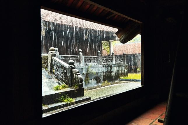 Cơn mưa lớn nhìn từ lối lên thượng điện chùa Bút Tháp, Bắc Ninh Cơn mưa lớn nhìn từ lối lên thượng điện chùa Bút Tháp, Bắc Ninh