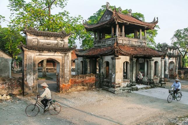 Buổi sáng bên tháp chuông chùa Đậu, Hà Nội Buổi sáng bên tháp chuông chùa Đậu, Hà Nội