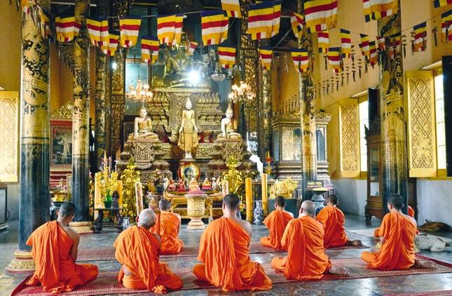 Các nhà sư tụng kinh trong chánh điện chùa Khleang, Cần Thơ Các nhà sư tụng kinh trong chánh điện chùa Khleang, Cần Thơ