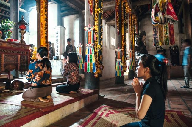Những người phụ nữ cầu nguyện trước bàn thờ Pháp Vân ở chùa Dâu, Bắc Ninh Những người phụ nữ cầu nguyện trước bàn thờ Pháp Vân ở chùa Dâu, Bắc Ninh