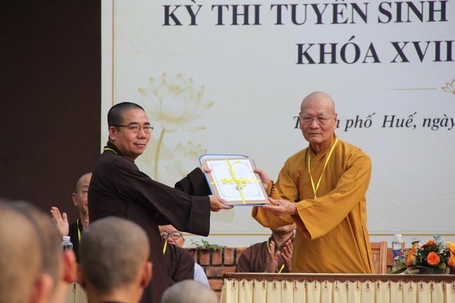 Hòa thượng Viện trưởng Học viện trao đề thi đến đại diện Ban Giám thị Hòa thượng Viện trưởng Học viện trao đề thi đến đại diện Ban Giám thị