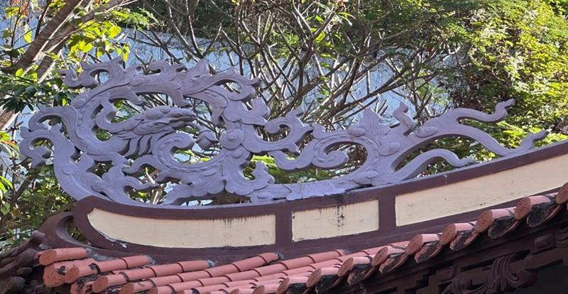 “Hoa lá hoá rồng” trên hệ mái chùa Long Sơn (Khánh Hoà)
Nguồn: Thích Đức Khải (2026)
