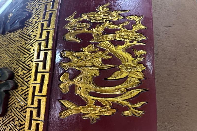 “Mai hoá rồng” trên khung viền câu đối tại Ni viện Diệu Đức (Tp. Huế)
Nguồn: Thích Đức Khải (2026)
