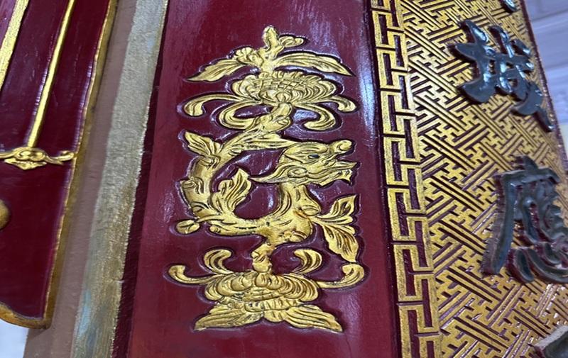“Cúc hoá rồng” trên khung viền câu đối tại Ni viện Diệu Đức (Tp. Huế)
Nguồn: Thích Đức Khải (2026)
