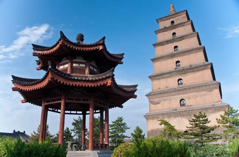 Đại Nhạn Tháp (Dayan Ta) tại Trường An, một trong những kinh đô cổ của nhiều triều đại Trung Hoa, được xây dựng vào thế kỷ VII để lưu giữ kinh điển và tượng Phật do ngài Huyền Trang mang về sau chuyến thỉnh kinh từ Ấn Độ. Ban đầu, tháp gồm năm tầng bằng gạch và đất nện; trải qua nhiều thế kỷ, công trình đã nhiều lần được trùng tu và mở rộng.Nguồn: Mark Fischer / Flickr Creative Commons.