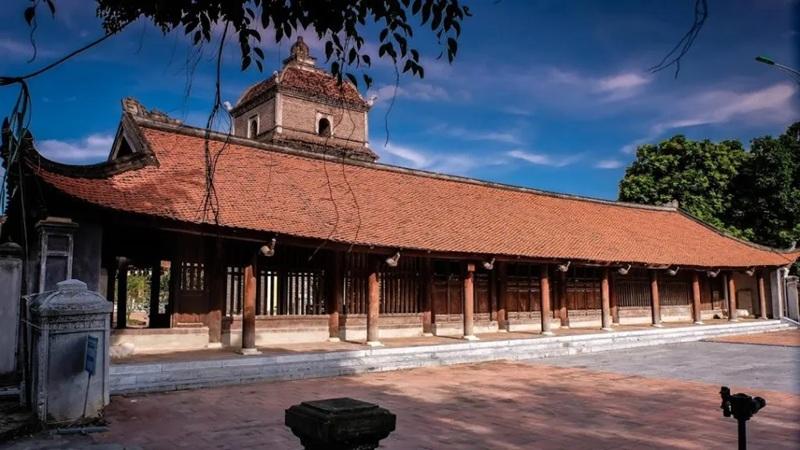 Chùa Dâu, có lịch sử từ khoảng thế kỷ II Tây lịch, được xem là ngôi chùa cổ nhất của Việt Nam và cũng là một trong những ngôi chùa cổ nhất Đông Á. Nằm tại trung tâm Luy Lâu, đô thị cổ từng giữ vị trí quan trọng trên các tuyến giao thương đường bộ và đường biển, chùa Dâu là nơi dừng chân của nhiều đoàn tăng sĩ và người hành hương thuộc các truyền thống Phật giáo khác nhau.Nguồn: vietnamonline.com.