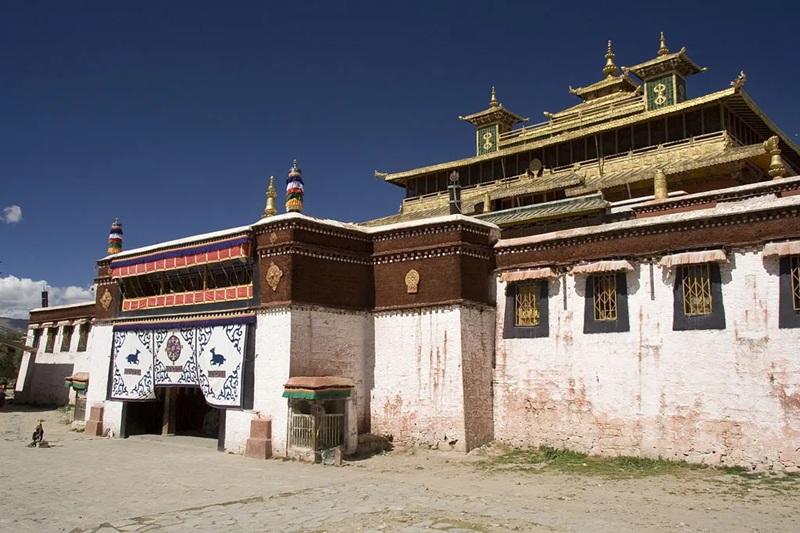 Samye Migyur Lhundrub Tsula Khang, thường được gọi là tu viện Samye, được xây dựng vào thế kỷ VIII và là tu viện Phật giáo đầu tiên của Tây Tạng. Theo truyền thống, khu đất xây dựng tu viện đã được Liên Hoa Sinh (Padmasambhava) - vị đại thành tựu giả Kim Cương thừa đến từ Ấn Độ - cử hành nghi thức gia trì trước khi khởi công.Nguồn: Luca Galuzzi / Wikimedia Creative Commons.