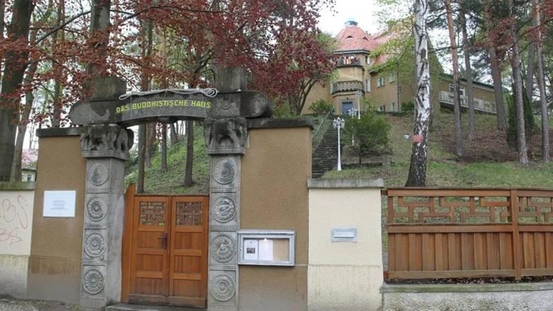 Das Buddhistische Haus tại Berlin (Đức) là quần thể tu viện Theravāda lâu đời và quy mô lớn nhất châu Âu. Công trình được bác sĩ người Đức Paul Dahlke sáng lập năm 1924 và nhanh chóng trở thành một trong những trung tâm Phật giáo quan trọng của châu Âu.Nguồn: Berliner Morgenpost.
