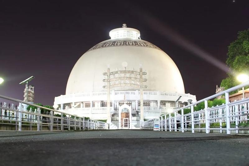 Deekshabhoomi tại Nagpur (Ấn Độ) là thánh địa hành hương của truyền thống Navayāna, phong trào Phật giáo mới gắn với tư tưởng của B. R. Ambedkar. Đây là nơi đánh dấu sự kiện Ambedkar cùng khoảng 400.000 người đi theo ông chính thức quy y Phật giáo.Nguồn: Mahendra Dayare / Wikimedia Creative Commons.