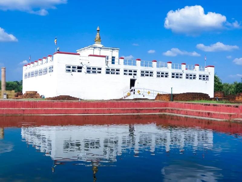 Lumbinī (Lâm Tỳ Ni) - nơi đức Phật đản sinh, là một trong những thánh địa hành hương quan trọng nhất của thế giới. Đền Māyādevī hiện nay được xây dựng trên nền di tích của quần thể cổ, bên cạnh hồ nước nơi Hoàng hậu Māyā được truyền thống cho là đã thực hiện nghi lễ tắm gội trước khi hạ sinh Thái tử Tất-đạt-đa. Xung quanh khu vực tu viện tại Lumbinī, nhiều truyền thống Phật giáo trên khắp thế giới đã xây dựng chùa, tự viện và bảo tháp của riêng mình.Nguồn: Rajeshdulal / Wikimedia Commons.