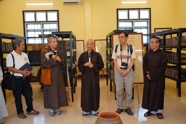 Thượng tạo Thích Không Nhiên, Phó Viện trưởng kiêm Trưởng phòng Nghiên cứu Khoa học Học viện Phật giáo VN tại Huế giới thiệu Phòng Lưu trữ Mộc bản Phật giáo cố đô Thượng tạo Thích Không Nhiên, Phó Viện trưởng kiêm Trưởng phòng Nghiên cứu Khoa học Học viện Phật giáo VN tại Huế giới thiệu Phòng Lưu trữ Mộc bản Phật giáo cố đô