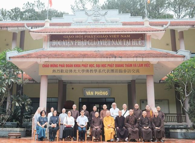 Chụp hình lưu niệm tại Cơ sở 2 - Học viện Phật giáo VN tại Huế Chụp hình lưu niệm tại Cơ sở 2 - Học viện Phật giáo VN tại Huế
