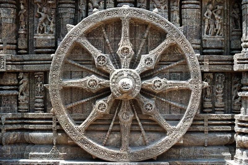 Pháp luân tám nan, biểu tượng của Bát Thánh đạo. Đền Mặt Trời Konark, Odisha (Orissa), Ấn Độ, khoảng năm 1200 CN. | Flickr, Creative Commons.