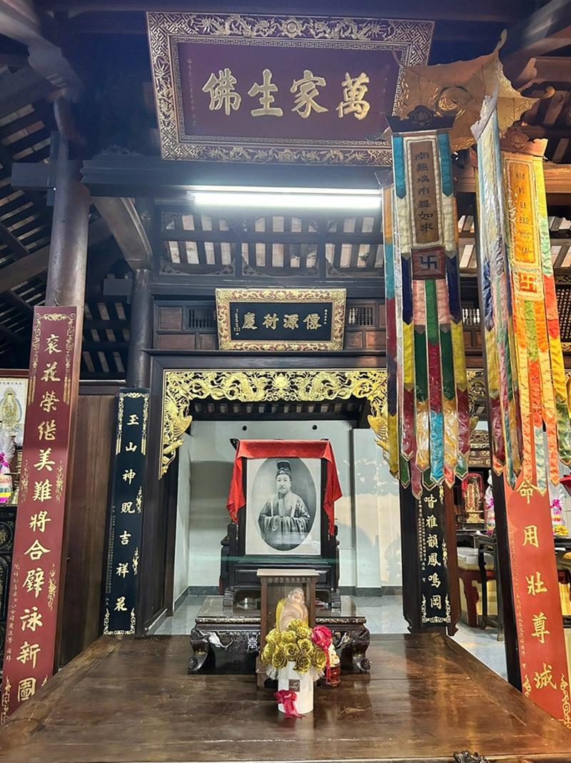 Không gian thờ tôn dung của Hiệp tá Đại học Sĩ Ưng Bàng Không gian thờ tôn dung của Hiệp tá Đại học Sĩ Ưng Bàng
