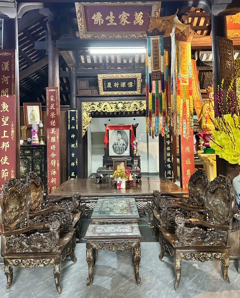 Toàn cảnh không gian thờ cụ Ưng Bàng trong phủ đệ tọa lạc 26 Tô Hiến Thành, Thành Phố Huế. Toàn cảnh không gian thờ cụ Ưng Bàng trong phủ đệ tọa lạc 26 Tô Hiến Thành, Thành Phố Huế.