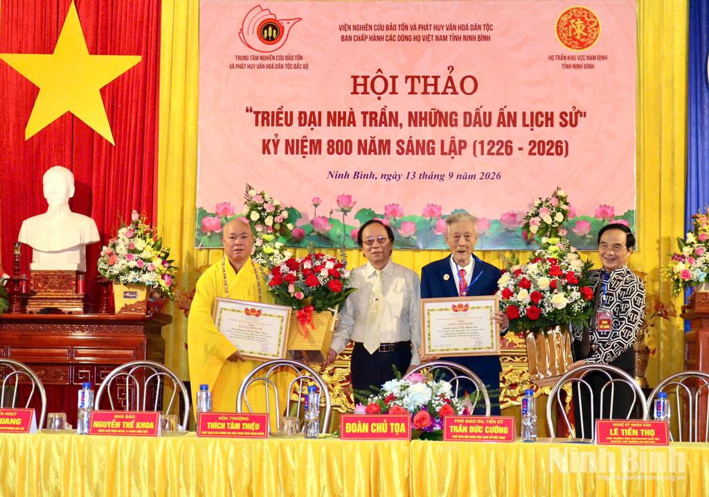 Nghệ sĩ Nhân dân Lê Tiến Thọ, Viện trưởng Viện Nghiên cứu, bảo tồn và phát huy văn hoá dân tộc; Nghệ sĩ Ưu tú Đào Quang, Giám đốc Trung tâm Nghiên cứu, bảo tồn và phát huy văn hoá dân tộc khu vực Đồng bằng Bắc Bộ tặng hoa, trao Bằng vinh danh cho các cá nhân có nhiều đóng góp cho sự nghiệp nghiên cứu, bảo tồn và phát huy văn hóa dân tộc.