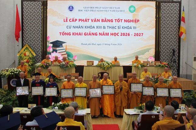 Tập thể và cá nhân Hội đồng Điều hành Học viện nhận Bằng tuyên dương công đức của Trung ương Giáo hội Tập thể và cá nhân Hội đồng Điều hành Học viện nhận Bằng tuyên dương công đức của Trung ương Giáo hội