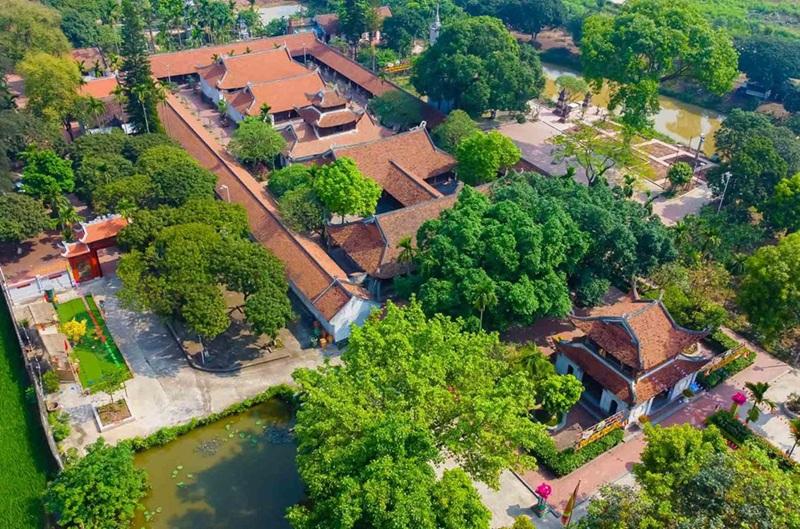 Hình minh họa: Chùa cổ Việt Nam gắn với cây cổ thụ, sân chùa, ao sen hoặc làng quê. Ảnh được tác giả cung cấp.