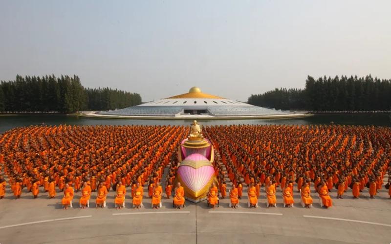 Chùa Phật giáo Great Dhammakaya Cetiya mang phong cách tương lai, được trang hoàng bằng 300.000 tượng Phật, có không gian bên trong chứa thêm 700.000 tượng Phật nữa. Nơi đây có thể chứa hơn 600.000 người. Chính thức khánh thành năm 2000. Khu phức hợp Wat Phra Dhammaka, Thái Lan. | rawpixel Public Domain Chùa Phật giáo Great Dhammakaya Cetiya mang phong cách tương lai, được trang hoàng bằng 300.000 tượng Phật, có không gian bên trong chứa thêm 700.000 tượng Phật nữa. Nơi đây có thể chứa hơn 600.000 người. Chính thức khánh thành năm 2000. Khu phức hợp Wat Phra Dhammaka, Thái Lan. | rawpixel Public Domain