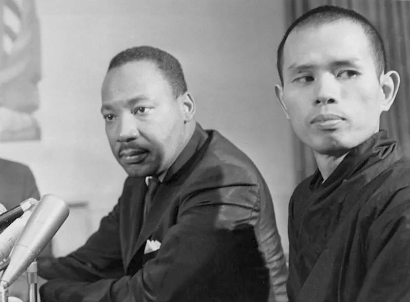 Thiền sư Thích Nhất Hạnh cùng Tiến sĩ Martin Luther King Jr. tại một cuộc họp báo chung vào ngày 31 tháng 5 năm 1966, tại Khách sạn Sheraton Chicago | Ảnh do Cộng đồng Phật giáo dấn thân Làng Mai cung cấp. Thiền sư Thích Nhất Hạnh cùng Tiến sĩ Martin Luther King Jr. tại một cuộc họp báo chung vào ngày 31 tháng 5 năm 1966, tại Khách sạn Sheraton Chicago | Ảnh do Cộng đồng Phật giáo dấn thân Làng Mai cung cấp.