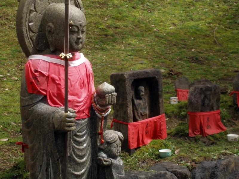 Tượng Jizo ở Nara, Nhật Bản. Tại một số vùng Đông Á, các nghi lễ tưởng niệm được tổ chức cho những người đã trải qua thai chết lưu, sảy thai hoặc phá thai. Lễ vật được dâng lên bồ tát Địa Tạng, được biết đến với tên gọi Jizo ở Nhật Bản, người được cho là bảo hộ cho trẻ em. | Tomi Mäkitalo / Panoramio Creative Commons Tượng Jizo ở Nara, Nhật Bản. Tại một số vùng Đông Á, các nghi lễ tưởng niệm được tổ chức cho những người đã trải qua thai chết lưu, sảy thai hoặc phá thai. Lễ vật được dâng lên bồ tát Địa Tạng, được biết đến với tên gọi Jizo ở Nhật Bản, người được cho là bảo hộ cho trẻ em. | Tomi Mäkitalo / Panoramio Creative Commons