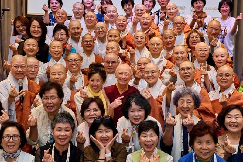 Những người tham dự và thuyết trình tại Hội nghị Sakyadhita lần thứ 19. | Ảnh của Olivier Adam cho Tricycle. Những người tham dự và thuyết trình tại Hội nghị Sakyadhita lần thứ 19. | Ảnh của Olivier Adam cho Tricycle.