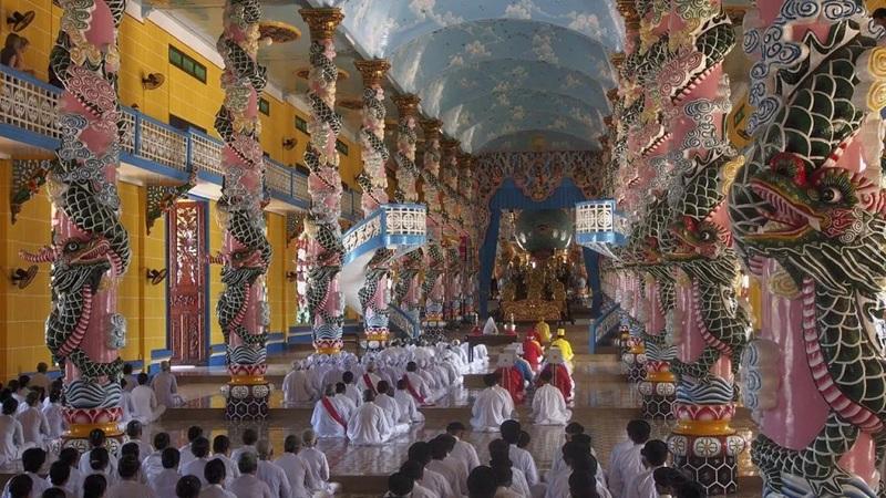 Các tín đồ Cao Đài thờ cúng tại Đại Thánh Điện gần Thành phố Hồ Chí Minh, Việt Nam. Cao Đài là một tôn giáo độc thần của Việt Nam, công nhận Đức Phật là một trong nhiều vị thánh sư được Thượng đế phái đến để giáo dục nhân loại. Họ kết hợp các nguyên tắc Phật giáo vào thực hành và đức tin của mình. | Clay Gilliland / flickr Creative Commons Các tín đồ Cao Đài thờ cúng tại Đại Thánh Điện gần Thành phố Hồ Chí Minh, Việt Nam. Cao Đài là một tôn giáo độc thần của Việt Nam, công nhận Đức Phật là một trong nhiều vị thánh sư được Thượng đế phái đến để giáo dục nhân loại. Họ kết hợp các nguyên tắc Phật giáo vào thực hành và đức tin của mình. | Clay Gilliland / flickr Creative Commons