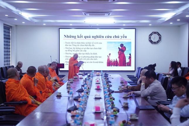 Hòa thượng Đào Như trình bày công trình nghiên cứu trước hội đồng Hòa thượng Đào Như trình bày công trình nghiên cứu trước hội đồng