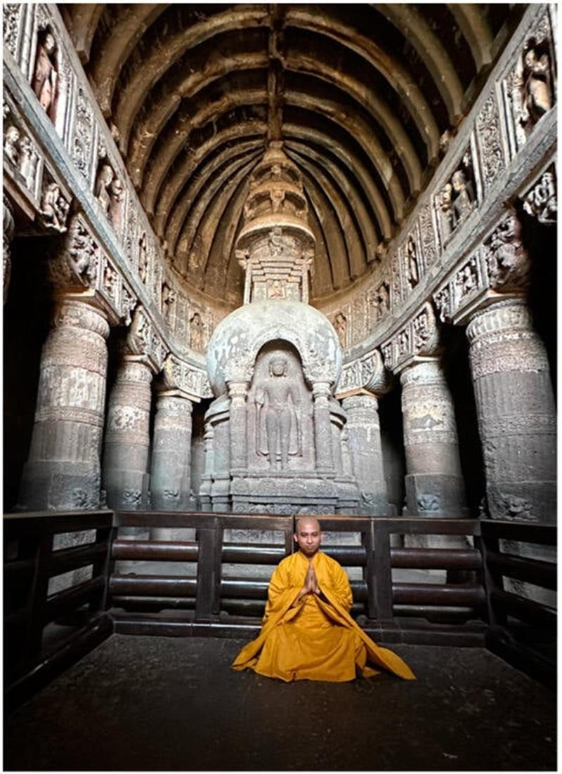 Quang cảnh bảo tháp stūpa với một nhà sư Phật giáo trong điện thờ caitya, Hang 19, Ajanta, Maharashtra, khoảng thế kỷ V. Ảnh tác giả chụp ngày 08/03/2024.