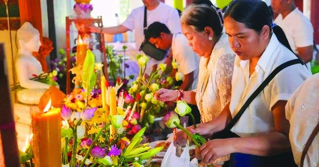 Trong ngày này, người dân Campuchia thường đến chùa lễ Phật cầu nguyện