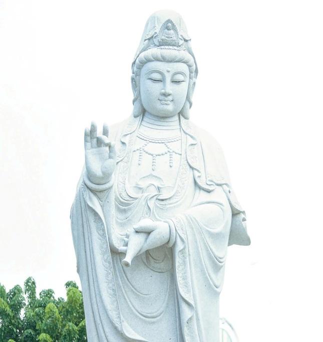 Nói đến đạo Phật, thông thường người ta nghĩ ngay đó là đạo của Từ bi cứu khổ. Với ý nghĩa đó, Đức Quán Thế Âm là hình tượng đại biểu nhất cho đạo Phật theo quan niệm của dân gian Nói đến đạo Phật, thông thường người ta nghĩ ngay đó là đạo của Từ bi cứu khổ. Với ý nghĩa đó, Đức Quán Thế Âm là hình tượng đại biểu nhất cho đạo Phật theo quan niệm của dân gian