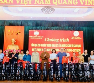 Hội Từ thiện chùa Vọng Cung trao quà từ thiện nhân dịp 27/7