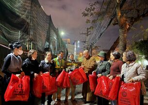 Nam Định: Hội Từ thiện chùa Vọng Cung trao tặng quà Tết cho người lao công nhân dịp xuân Bính Ngọ-2026