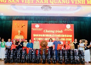 Hội Từ thiện chùa Vọng Cung trao quà từ thiện nhân dịp 27/7