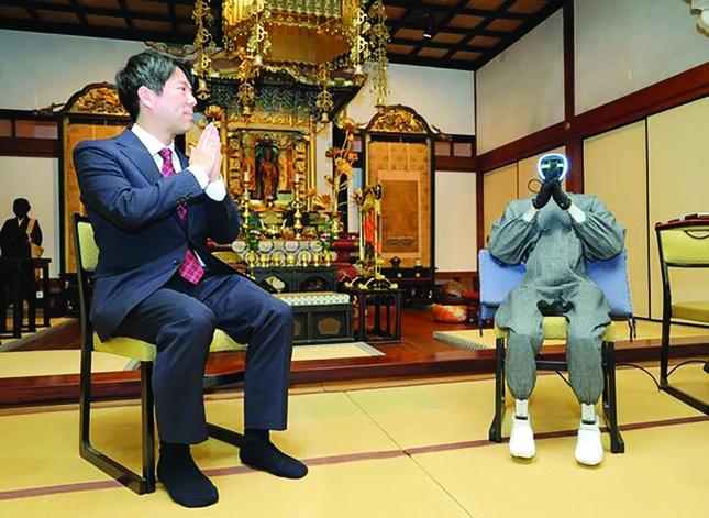 Robot Buddharoid trong một cuộc đối thoại với con người Robot Buddharoid trong một cuộc đối thoại với con người