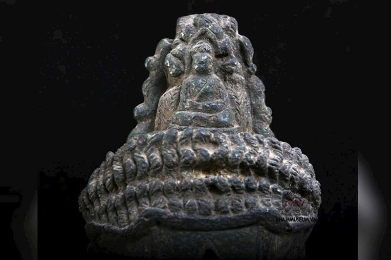 Hình tượng Đức Phật ngồi dưới tán rắn bảy đầu Mucalinda, tay trái cầm thanh kiếm ngắn. Nguồn: congly.vn