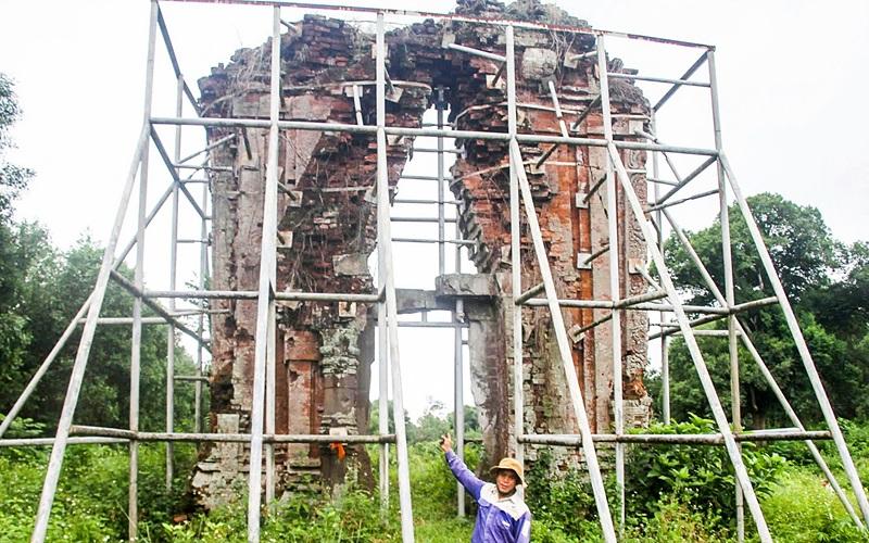 Chạnh lòng Phật viện Đồng Dương: Chỉ còn tháp Sáng chực chờ ngã đổ. Nguồn: Tuổi trẻ Online