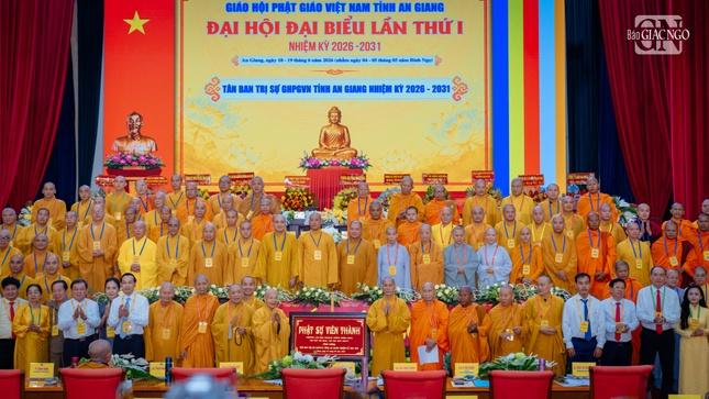 Trung ương Giáo hội tặng khánh vàng chúc mừng tân Ban Trị sự GHPGVN tỉnh An Giang, nhiệm kỳ 2026-2031 Trung ương Giáo hội tặng khánh vàng chúc mừng tân Ban Trị sự GHPGVN tỉnh An Giang, nhiệm kỳ 2026-2031
