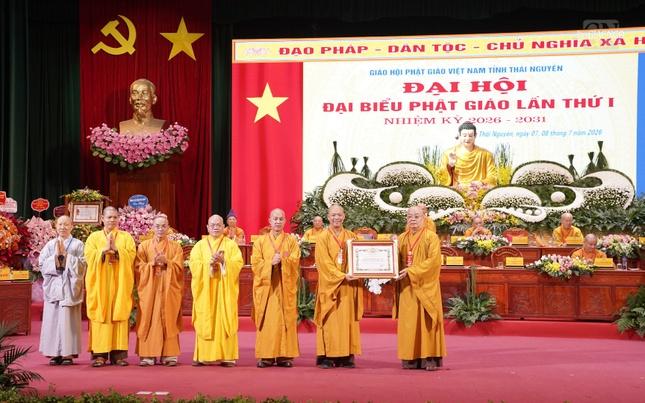 Trưởng lão Hòa thượng Thích Thanh Nhiễu tặng Bằng tuyên dương công đức đến tập thể Ban Trị sự GHPGVN tỉnh Thái Nguyên Trưởng lão Hòa thượng Thích Thanh Nhiễu tặng Bằng tuyên dương công đức đến tập thể Ban Trị sự GHPGVN tỉnh Thái Nguyên