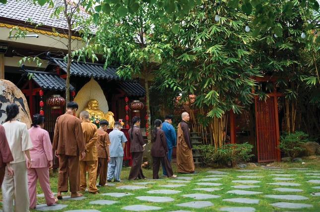 Nhiều gia đình về chùa học cách yêu thương, cách dạy con và kiến tạo hạnh phúc từ lời Phật dạy Nhiều gia đình về chùa học cách yêu thương, cách dạy con và kiến tạo hạnh phúc từ lời Phật dạy