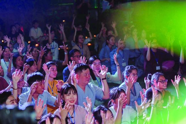 Trong các buổi giao lưu, khóa tu, nhà chùa tạo điều kiện cho các em trải lòng một cách tự nhiên nhất, mọi chia sẻ đều được lắng nghe và không có sự phán xét Trong các buổi giao lưu, khóa tu, nhà chùa tạo điều kiện cho các em trải lòng một cách tự nhiên nhất, mọi chia sẻ đều được lắng nghe và không có sự phán xét