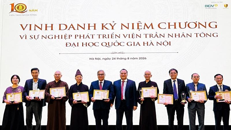 Viện Trần Nhân Tông trao tặng Kỷ niệm chương “Vì sự nghiệp phát triển của Viện” cho các cá nhân tiêu biểu. Ảnh: ND Viện Trần Nhân Tông trao tặng Kỷ niệm chương “Vì sự nghiệp phát triển của Viện” cho các cá nhân tiêu biểu. Ảnh: ND