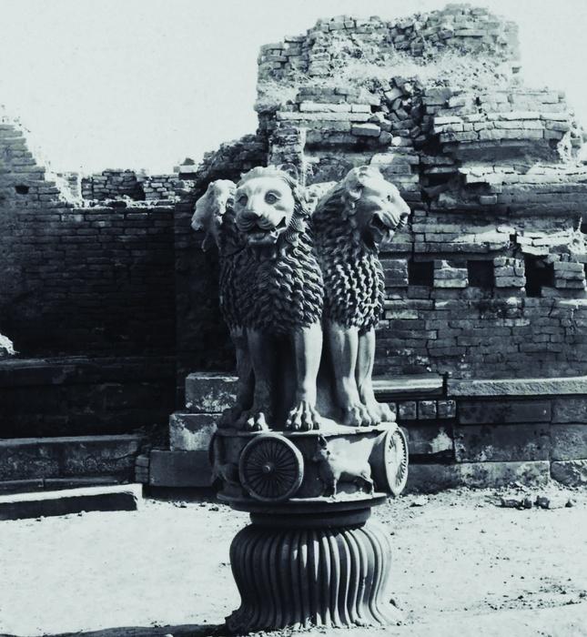 Đầu trụ sư tử do vua Aśoka dựng lên tại Sarnath - biểu tượng quốc gia của Ấn Độ