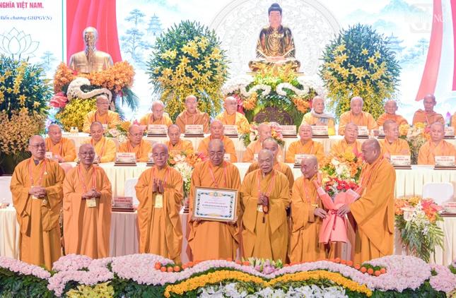 Tập thể Ban Trị sự GHPGVN tỉnh Lâm Đồng nhận Bằng tuyên dương công đức của Trung ương Giáo hội Tập thể Ban Trị sự GHPGVN tỉnh Lâm Đồng nhận Bằng tuyên dương công đức của Trung ương Giáo hội