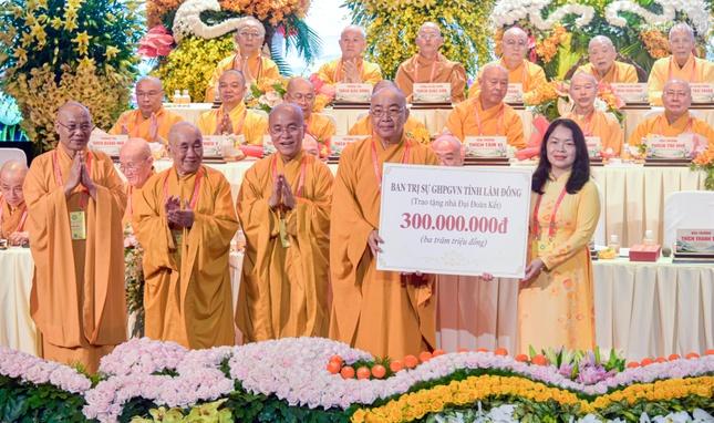 Ban Trị sự GHPGVN tỉnh Lâm Đồng trao bảng tượng trưng ủng hộ 300 triệu đồng xây dựng Nhà Đại đoàn kết Ban Trị sự GHPGVN tỉnh Lâm Đồng trao bảng tượng trưng ủng hộ 300 triệu đồng xây dựng Nhà Đại đoàn kết